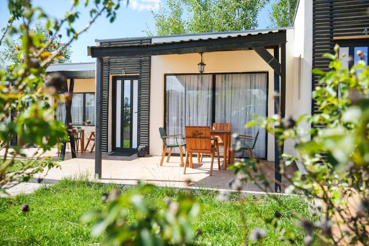 Вилла Bungalowuri "Doi Cocosi " Хорезу Экстерьер фото